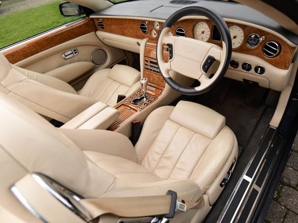 Image 39/50 of Bentley Azure (2007)