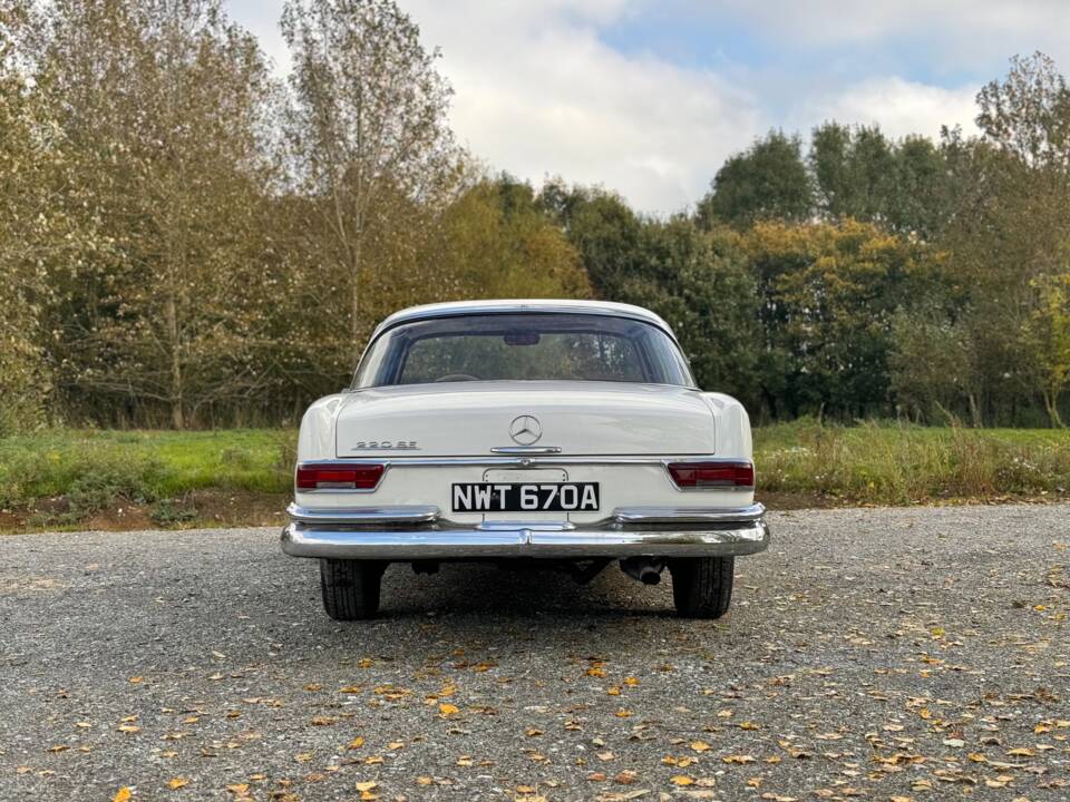 Image 7/132 of Mercedes-Benz 220 SE b (1963)