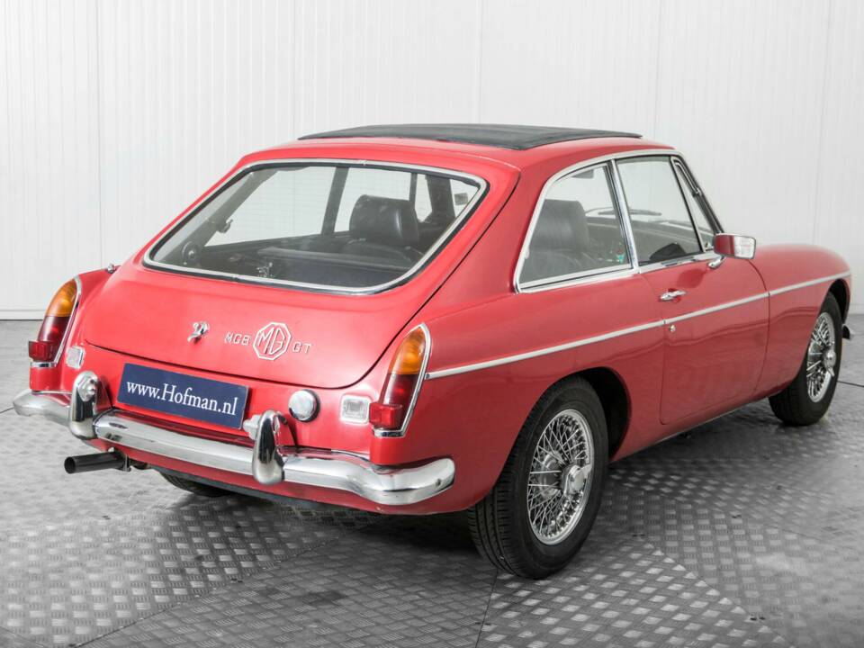 Image 26/50 of MG MGB GT (1967)