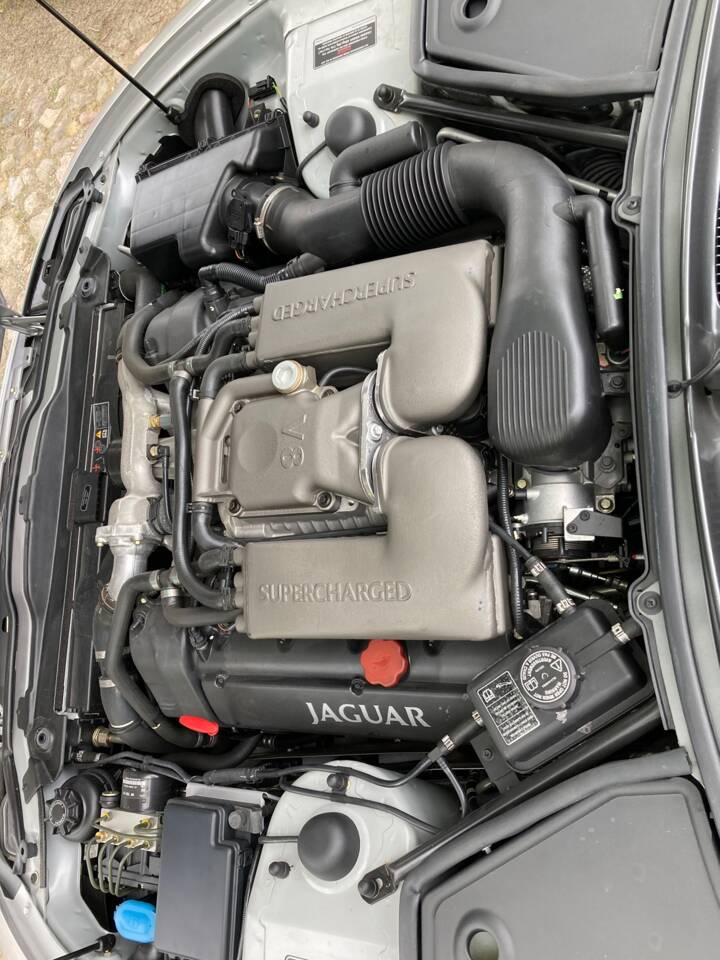 Bild 26/29 von Jaguar XKR (2000)
