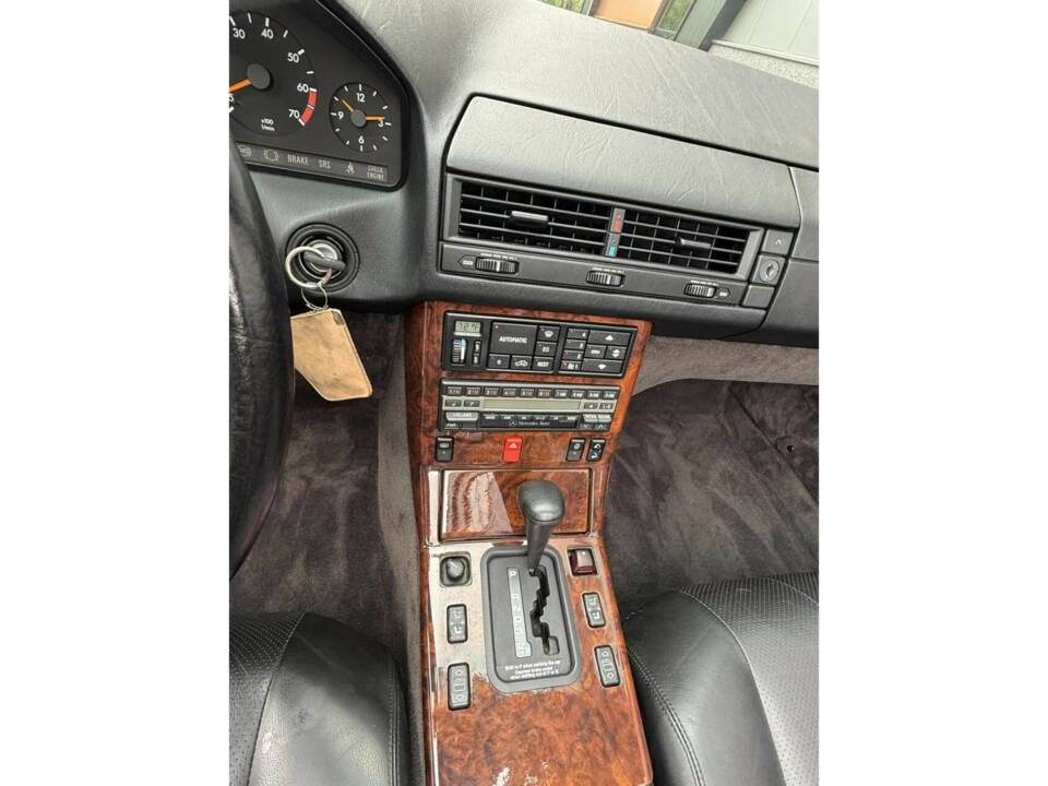 Image 30/50 of Mercedes-Benz 500 SL (1991)