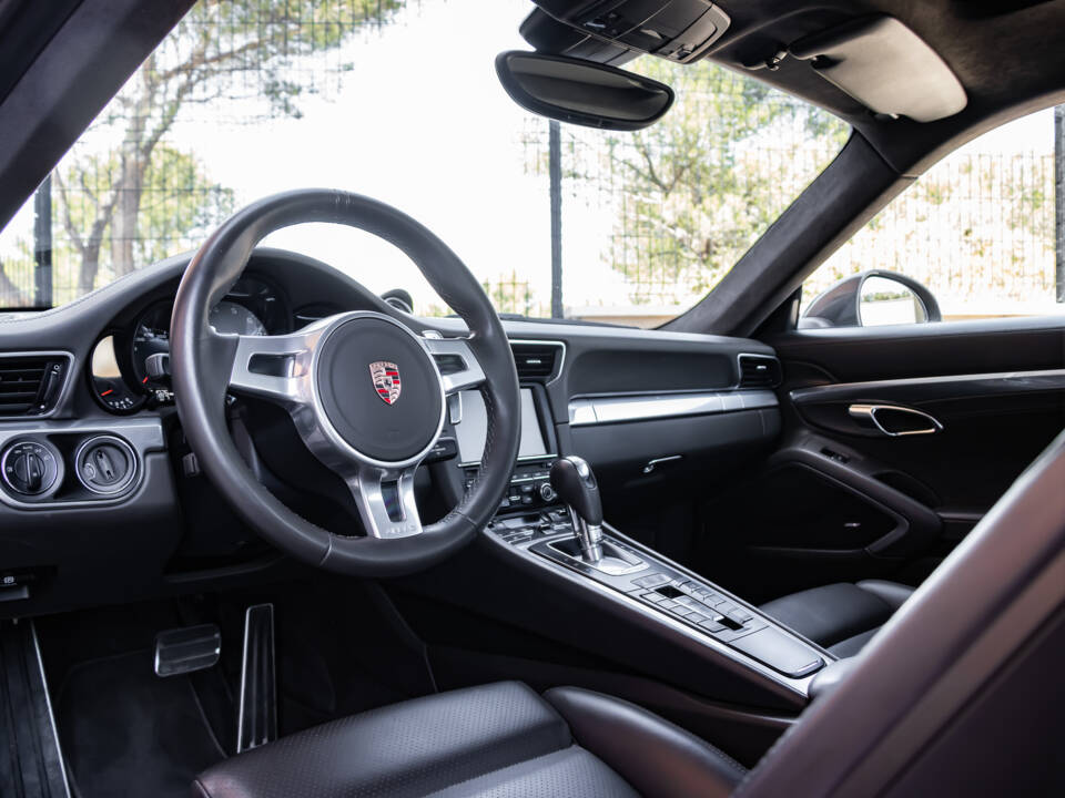 Image 18/50 of Porsche 911 Carrera 4S (2013)