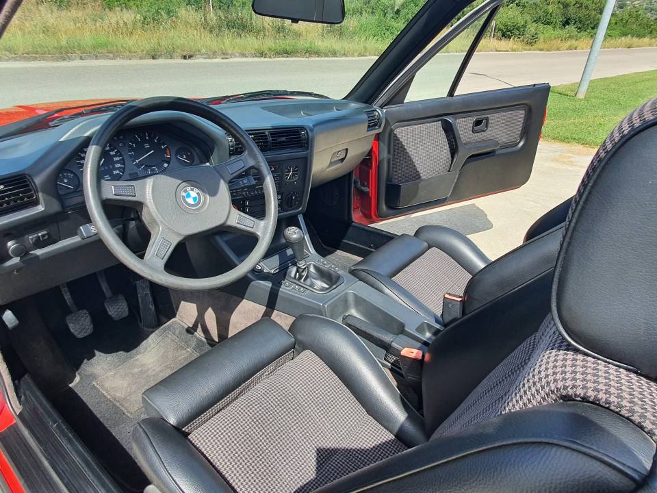 Immagine 32/38 di BMW 320i (1987)