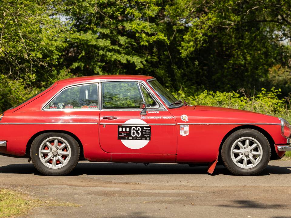 Image 2/50 of MG MGB GT (1970)