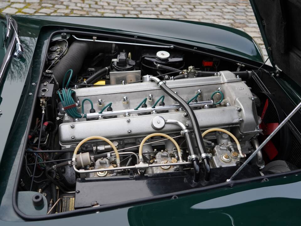 Image 4/22 de Aston Martin DB 6 Mk II (1970)