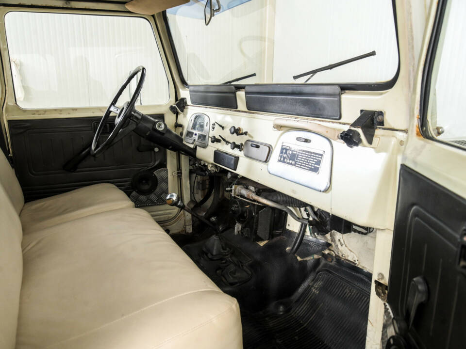 Image 12/50 of Toyota Land Cruiser BJ 43 (1977)