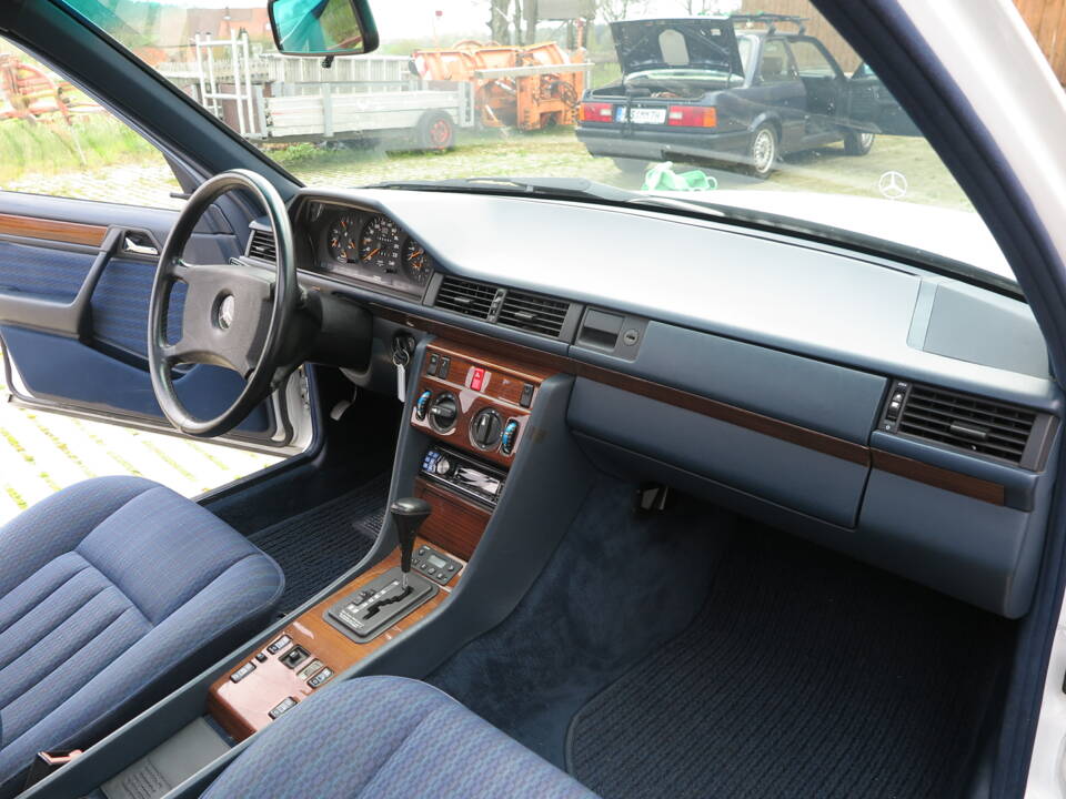 Bild 28/71 von Mercedes-Benz 300 E 4-Matic (1990)