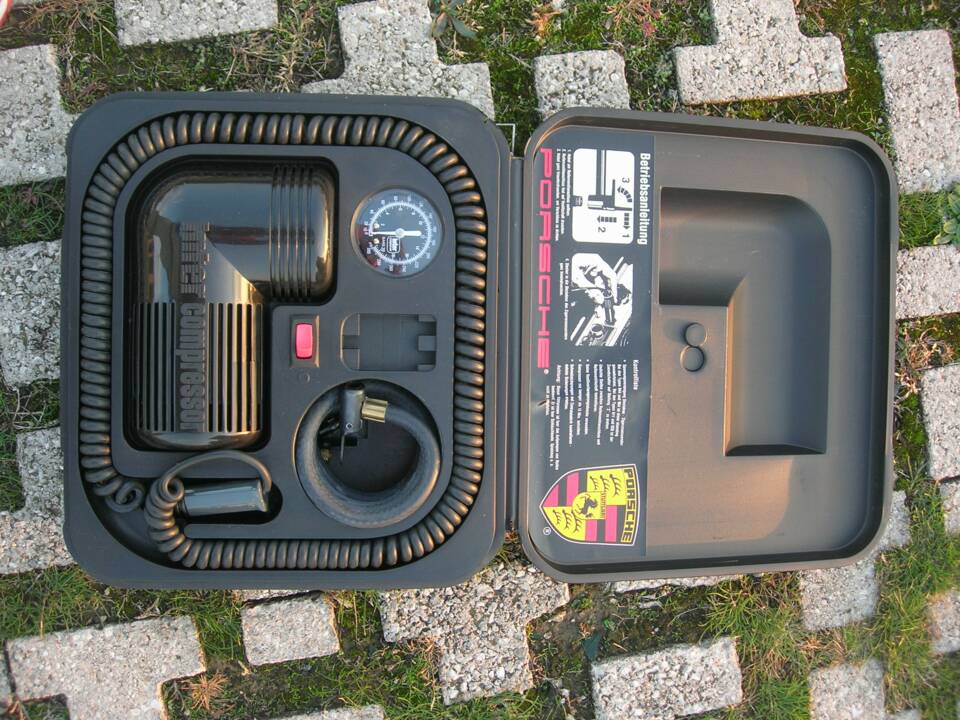 Image 31/42 of Porsche 911 Carrera 2 (1991)