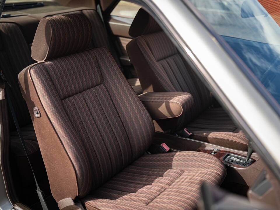 Immagine 37/73 di Mercedes-Benz 300 CE (1991)