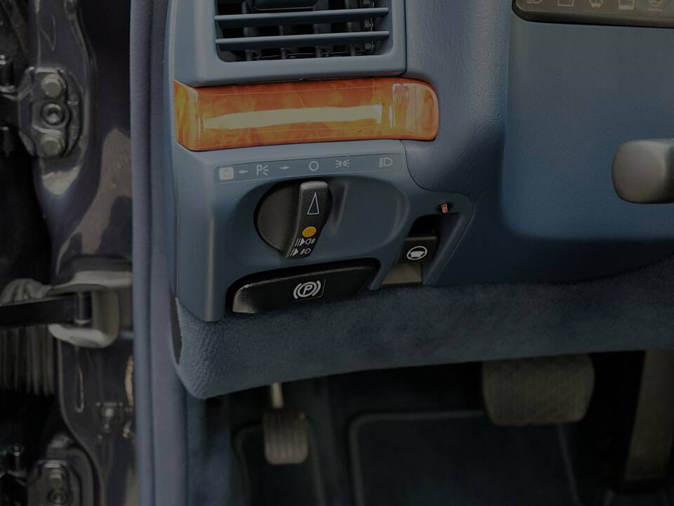Image 36/70 de Mercedes-Benz CL 500 (1997)