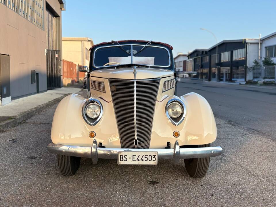 Image 2/26 de Ford V8 Deluxe Club Cabriolet (1937)