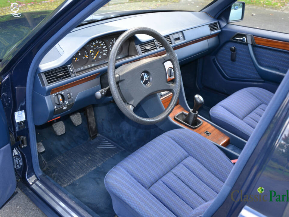 Bild 23/50 von Mercedes-Benz 200 E (1991)