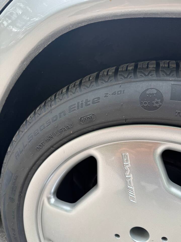 Image 18/32 of Mercedes-Benz 230 E (1987)