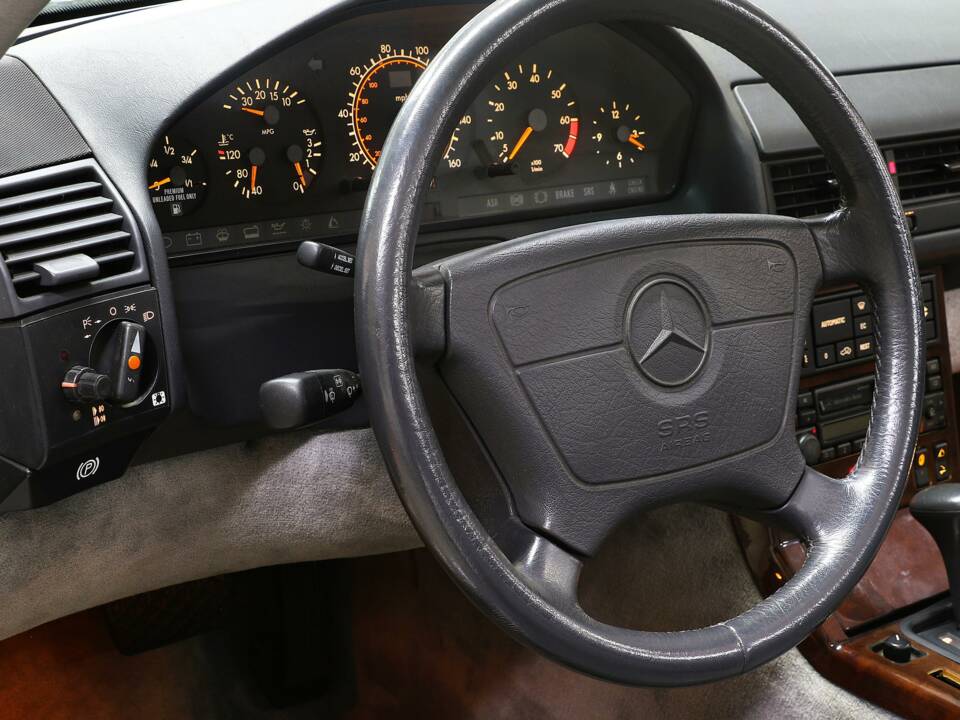 Image 13/27 of Mercedes-Benz SL 500 (1993)