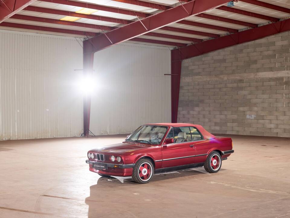 Image 19/45 of BMW 320i (1990)