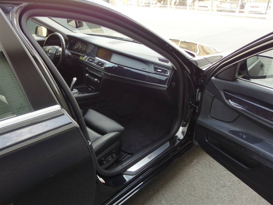 Bild 63/95 von BMW 750i (2009)