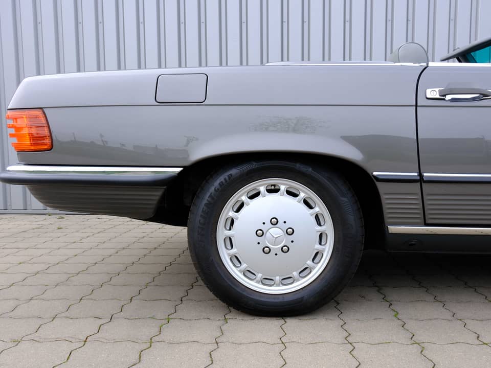 Image 14/96 of Mercedes-Benz 560 SL (1987)