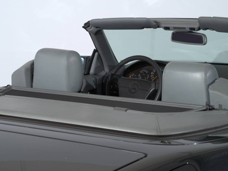 Image 33/56 de Mercedes-Benz 500 SL (1993)