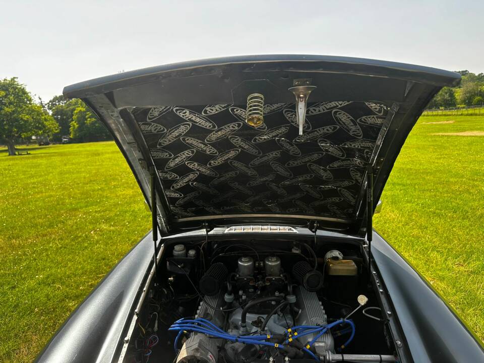 Image 30/38 of MG MGB GT V8 (1974)