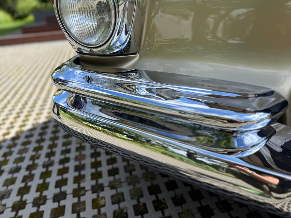Image 14/39 de Mercedes-Benz 280 SE (1968)