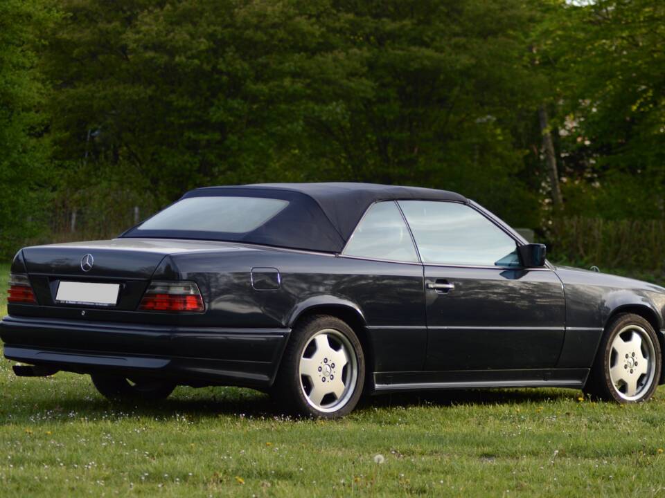 Image 20/22 of Mercedes-Benz 300 CE-24 (1993)