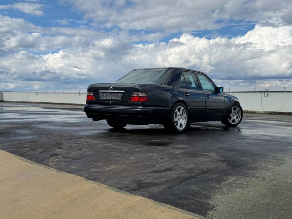Bild 10/20 von Mercedes-Benz E 500 Limited (1994)