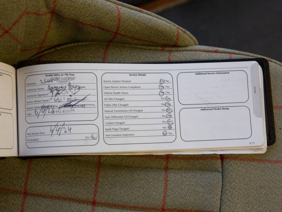 Afbeelding 76/81 van Aston Martin DB 9 Volante (2015)