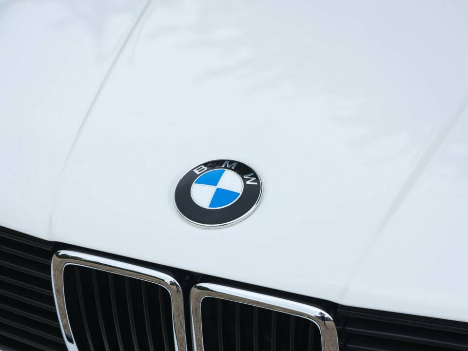 Image 35/50 of BMW M3 (1990)