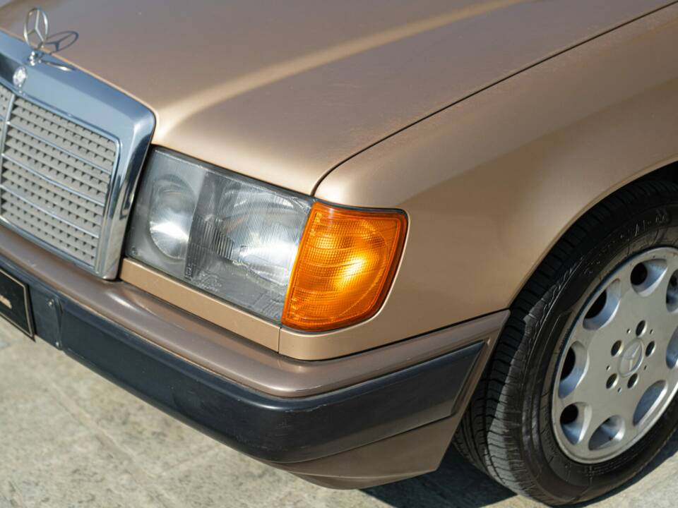 Image 11/46 de Mercedes-Benz 300 CE (1988)