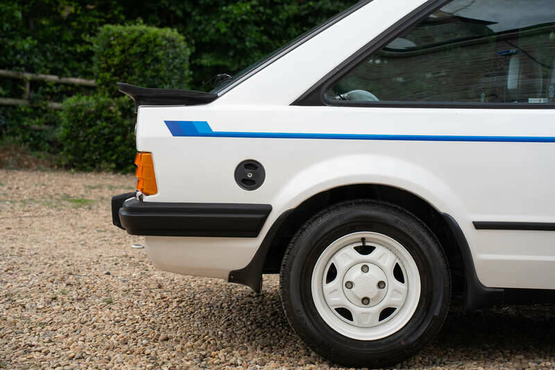 Image 17/50 of Ford Escort XR3i (1983)