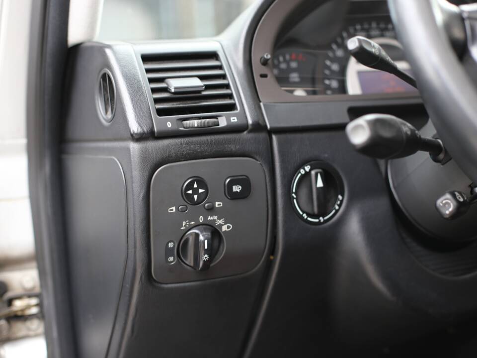 Image 38/64 of Mercedes-Benz G 400 CDI (LWB) (2004)