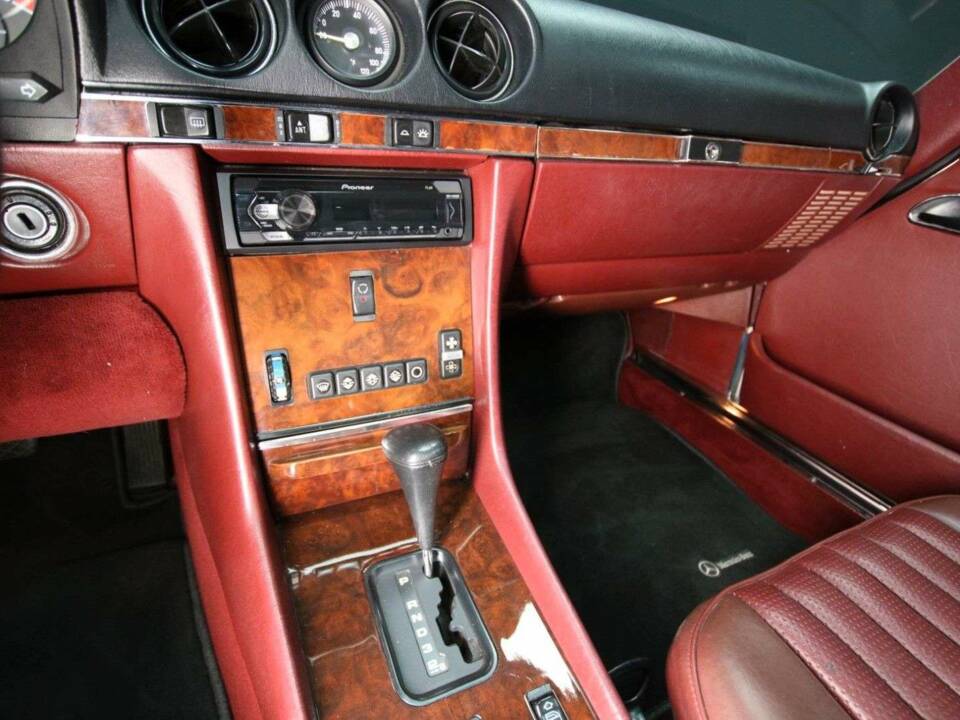 Image 15/30 of Mercedes-Benz 560 SL (1988)