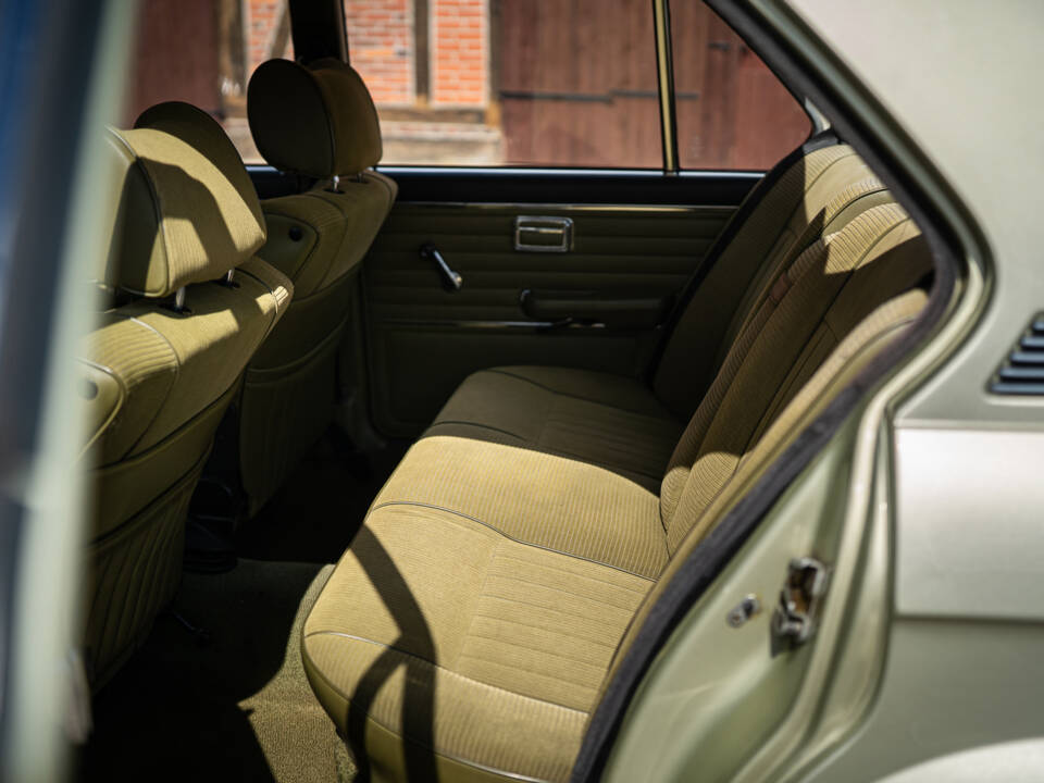 Image 44/46 of BMW 525 (1978)