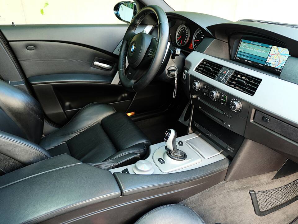 Image 45/51 of BMW M5 (2007)