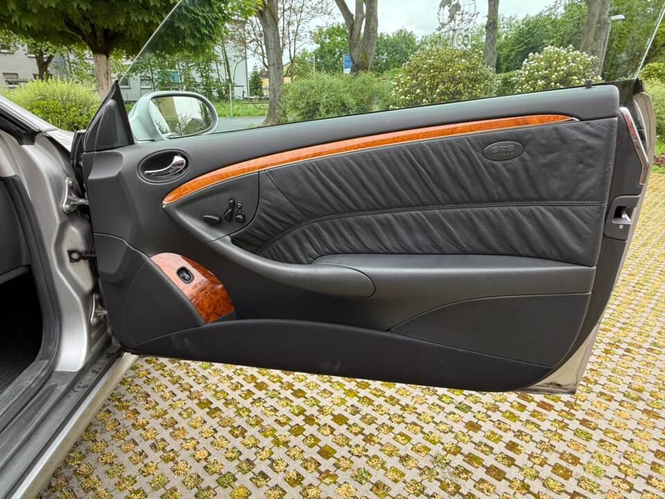 Image 16/27 of Mercedes-Benz CLK 320 (2002)
