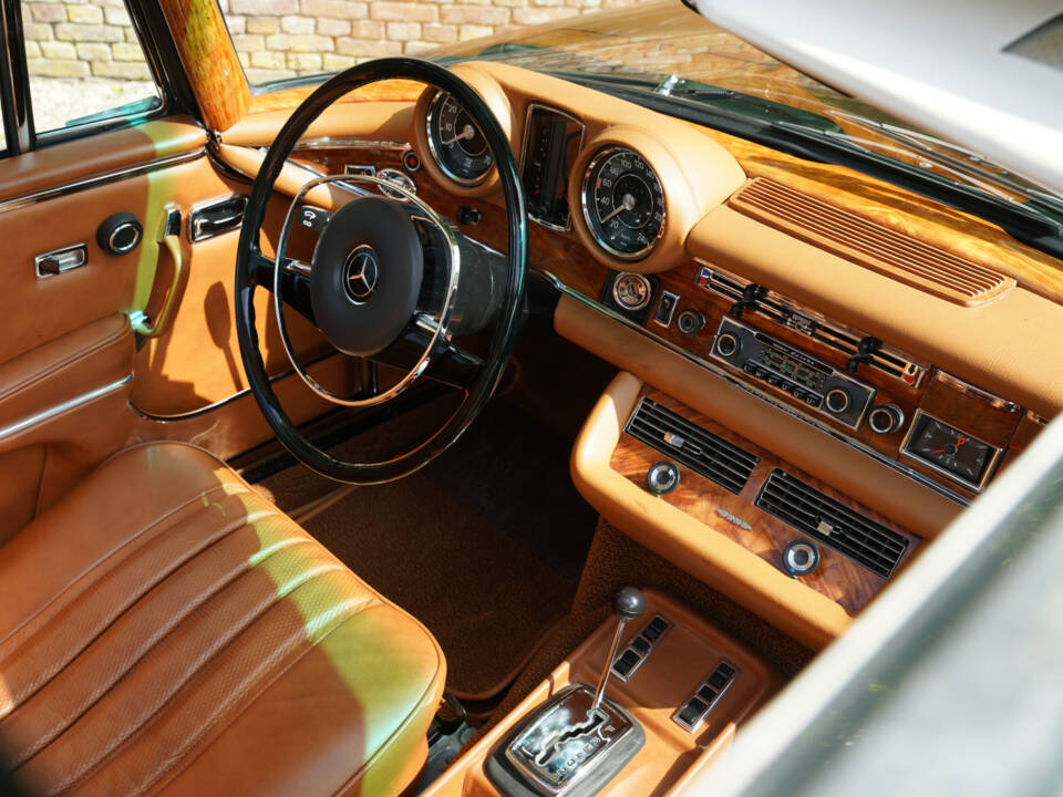 Image 30/50 of Mercedes-Benz 280 SE 3,5 (1971)