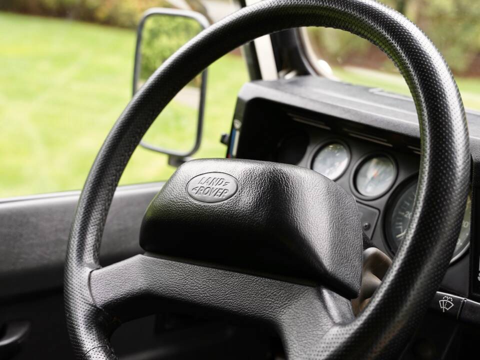 Image 46/96 of Land Rover Defender 90 (1995)