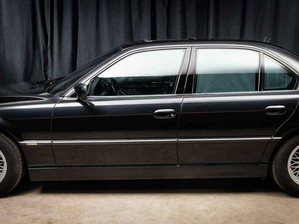 Image 11/41 of BMW 750i (2000)
