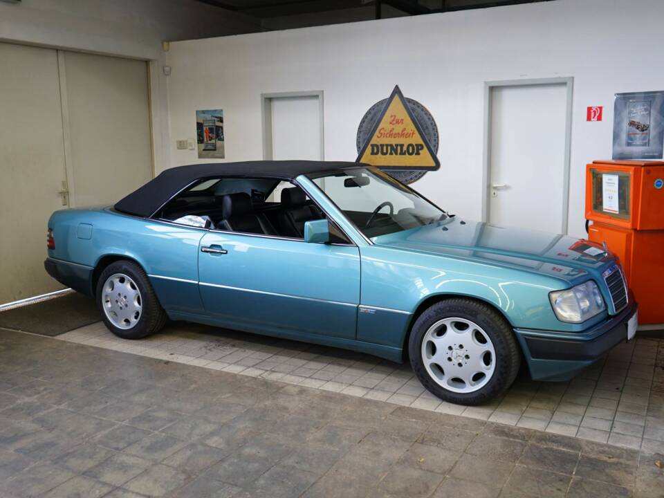 Afbeelding 49/50 van Mercedes-Benz 300 CE-24 (1993)