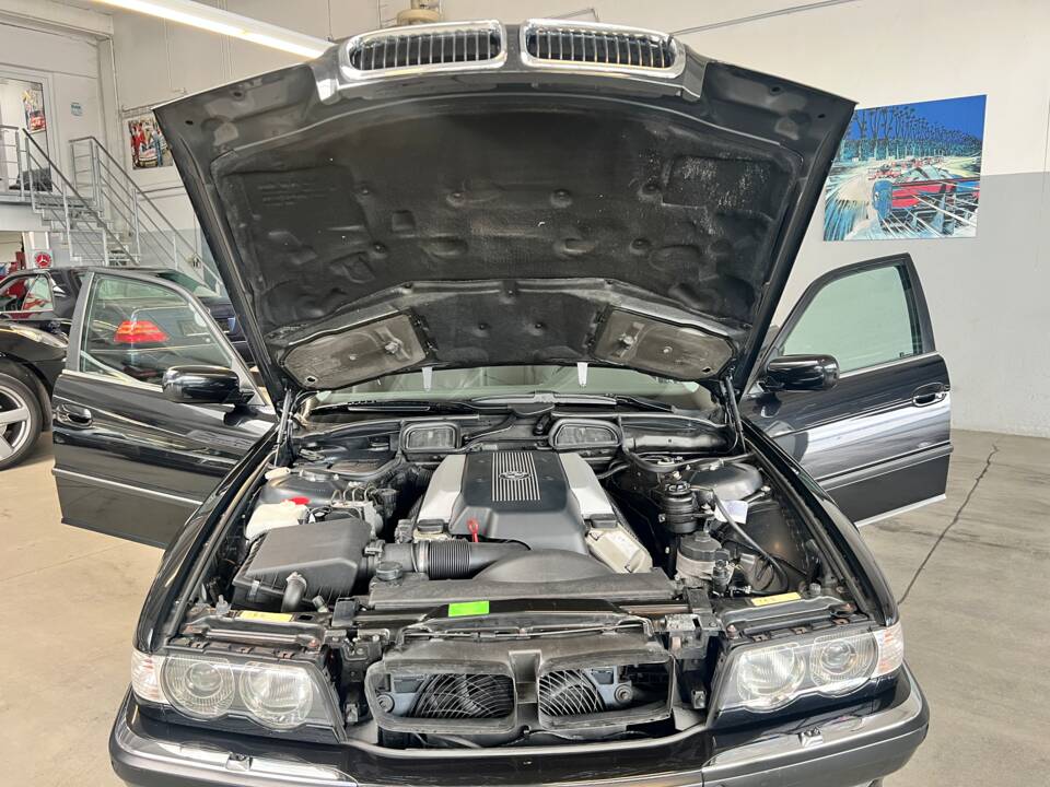 Immagine 27/48 di BMW 740i (2001)