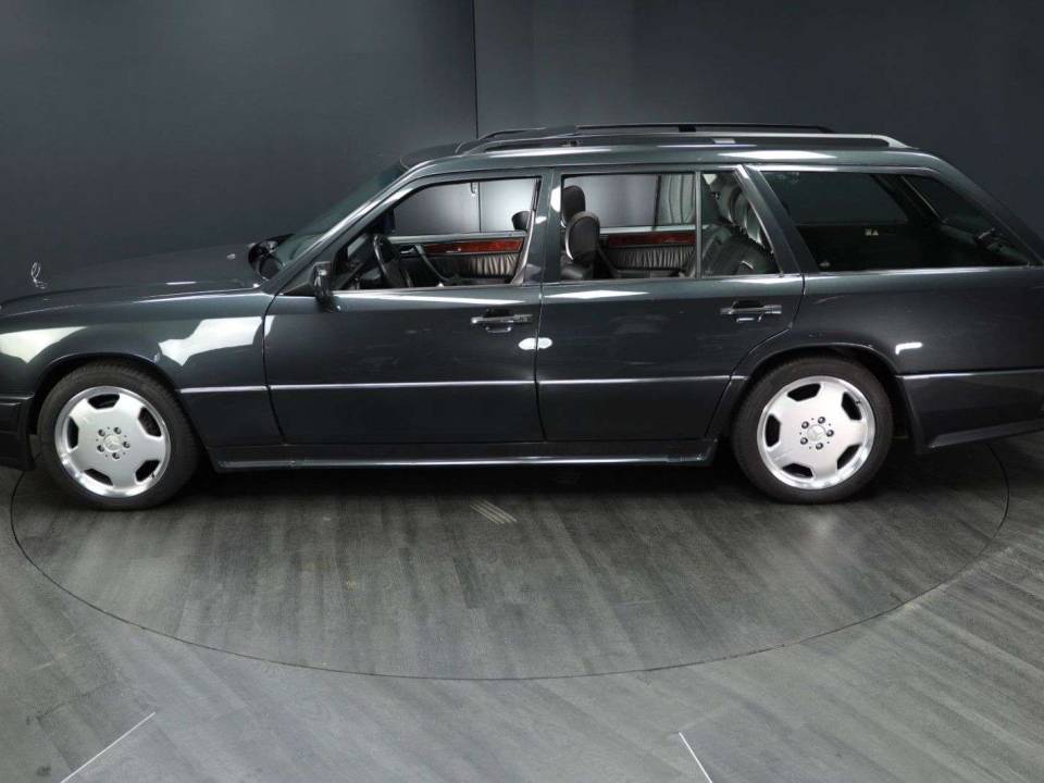Bild 3/30 von Mercedes-Benz E 36 AMG T (1994)