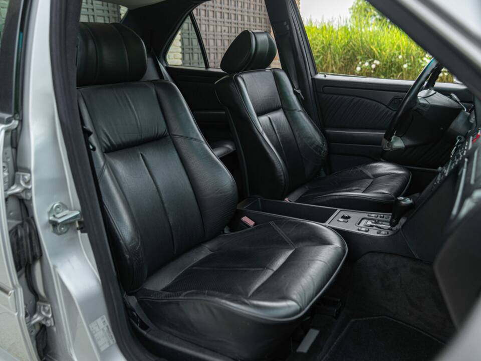 Image 27/50 of Mercedes-Benz C 36 AMG (1995)