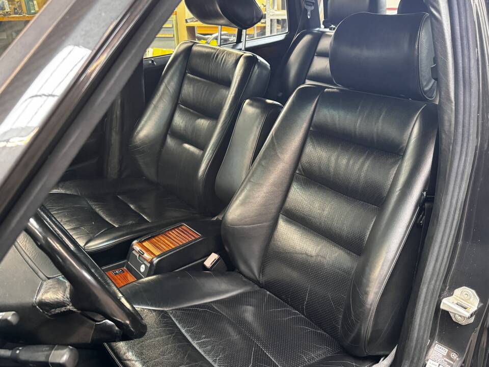 Bild 37/54 von Mercedes-Benz 300 TD Turbo (1993)