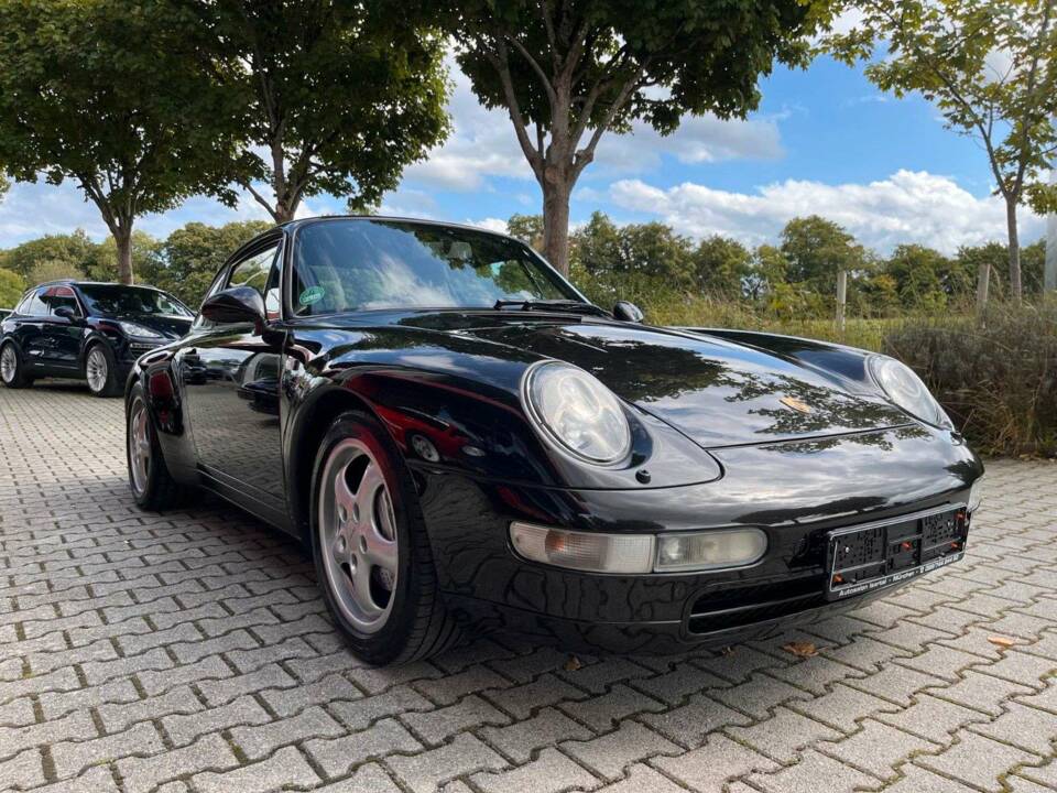 Image 4/19 of Porsche 911 Carrera 4 (1997)