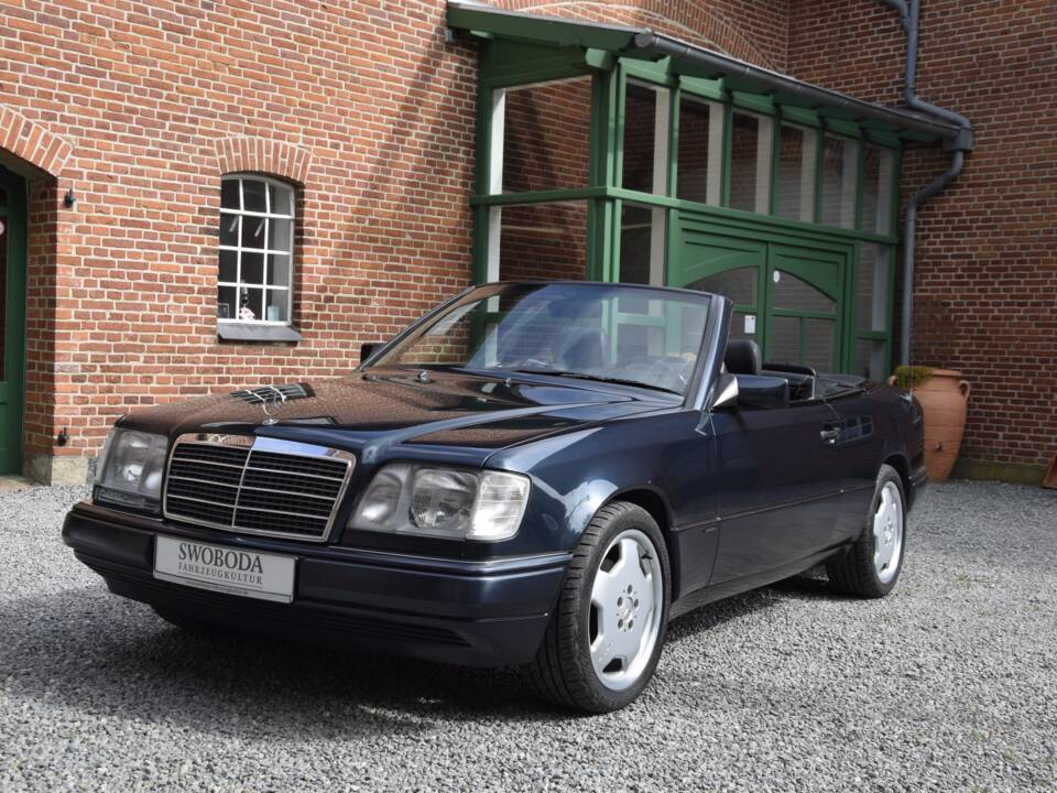 Image 1/15 of Mercedes-Benz E 200 (1997)