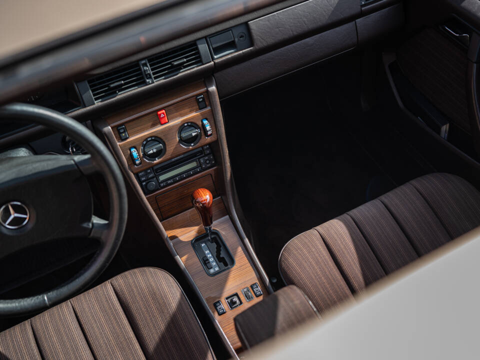 Image 31/40 of Mercedes-Benz 300 CE (1987)