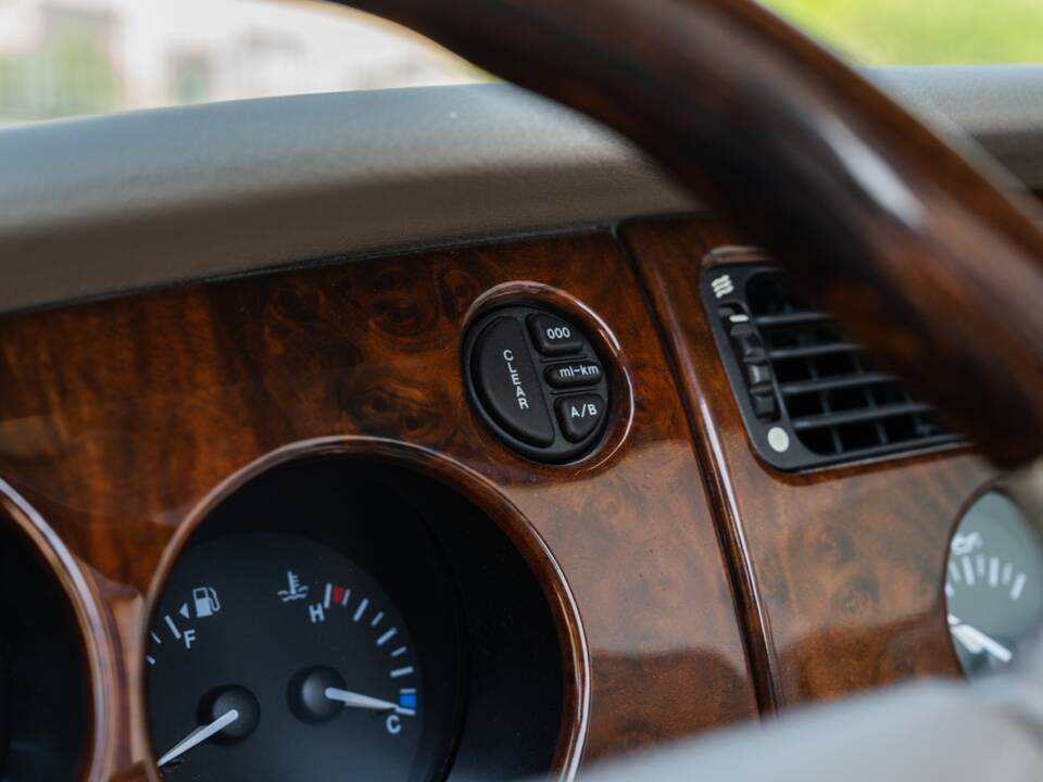 Image 73/91 de Jaguar XK8 4.0 (2000)