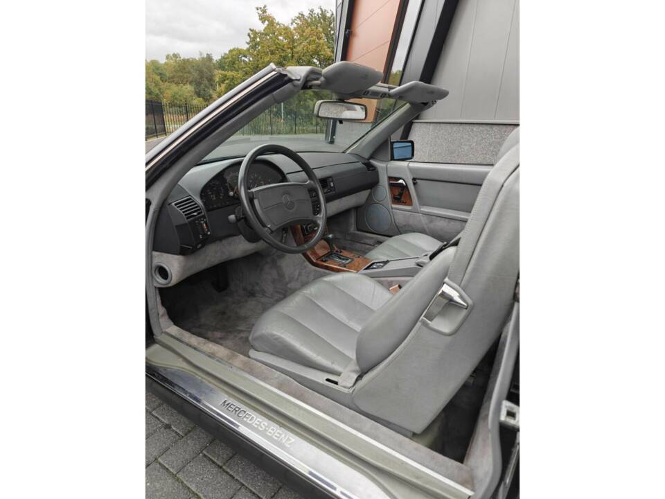 Image 32/50 de Mercedes-Benz 500 SL (1991)