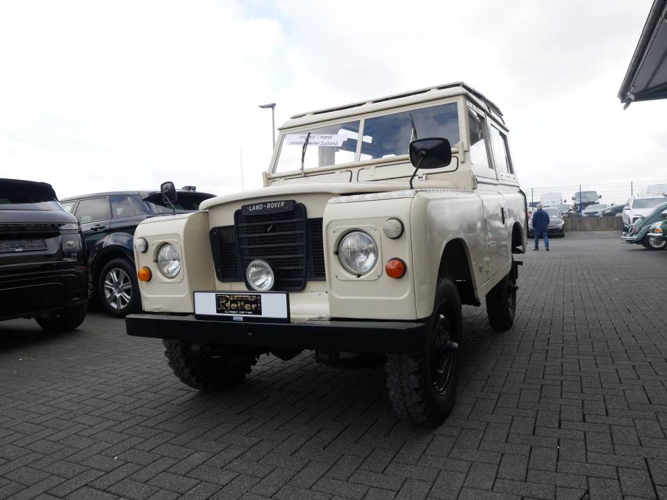 Image 3/19 of Land Rover 109 (1977)