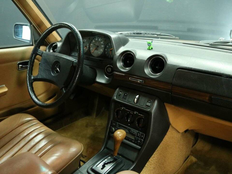 Bild 39/49 von Mercedes-Benz 250 lang (1985)